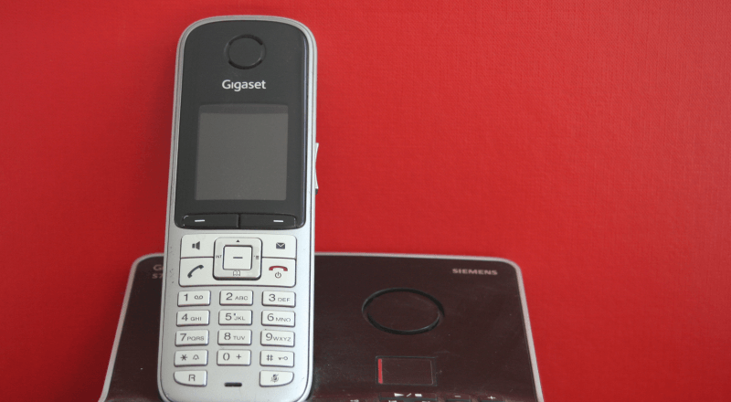 Abbildung zeigt ein Telefon mit Anrufbeantworter für einen Entsorgungstermin 
